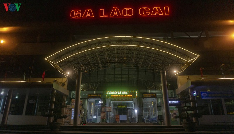 anh: ga lao cai tu som tinh mo trong ngay dau bat buoc deo khau trang  hinh 1