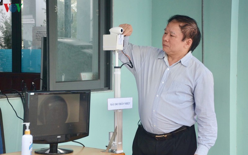 nguyen thu truong bo gd-dt che tao he thong do than nhiet tu xa hinh 1