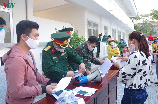 hue trao giay chung nhan hoan thanh cach ly cho 360 cong dan hinh 1