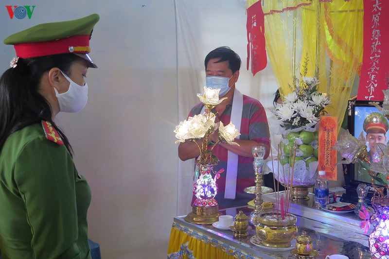 chum anh: xuc dong le vieng hai chien si cong an hy sinh tai da nang hinh 7