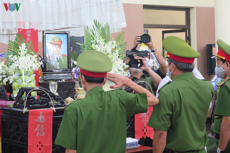 chum anh: xuc dong le vieng hai chien si cong an hy sinh tai da nang hinh 3