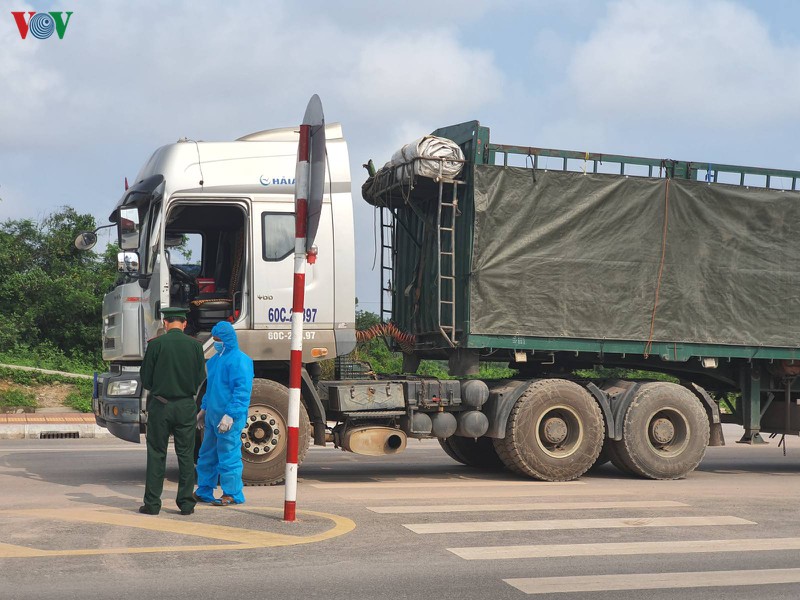 quang ninh xet nghiem covid-19 dinh ky voi lai xe trung chuyen o cua khau hinh 1