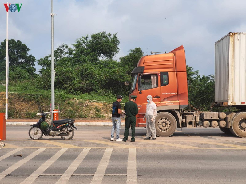 quang ninh xet nghiem covid-19 dinh ky voi lai xe trung chuyen o cua khau hinh 2