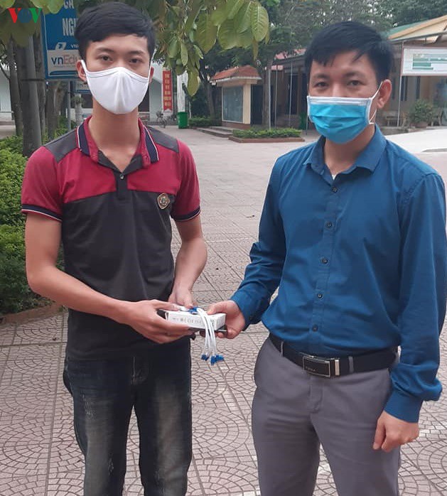 giao vien tang hoc sinh ngheo dien thoai de "gieo chu" truc tuyen hinh 1