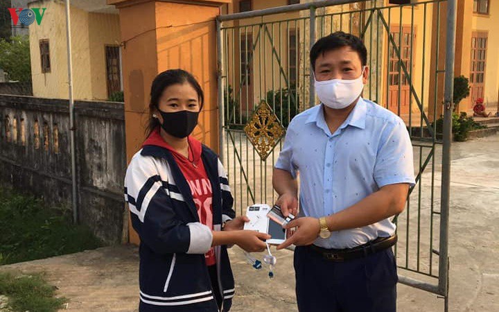 giao vien tang hoc sinh ngheo dien thoai de "gieo chu" truc tuyen hinh 2