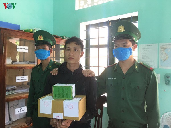 bat giu 2 doi tuong cung 5.000 vien ma tuy tong hop hinh 2