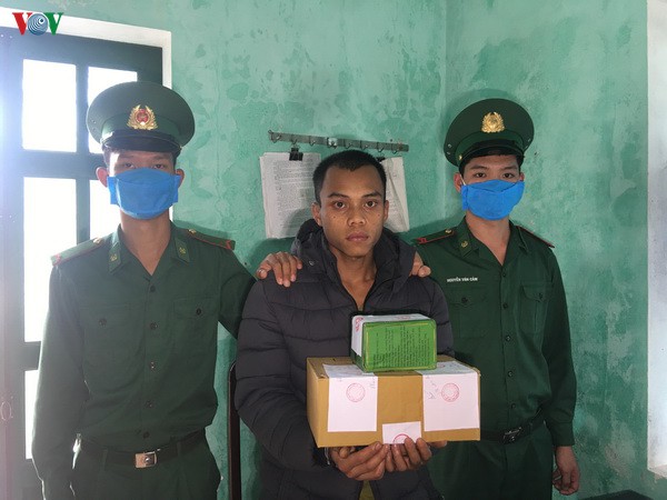 bat giu 2 doi tuong cung 5.000 vien ma tuy tong hop hinh 1