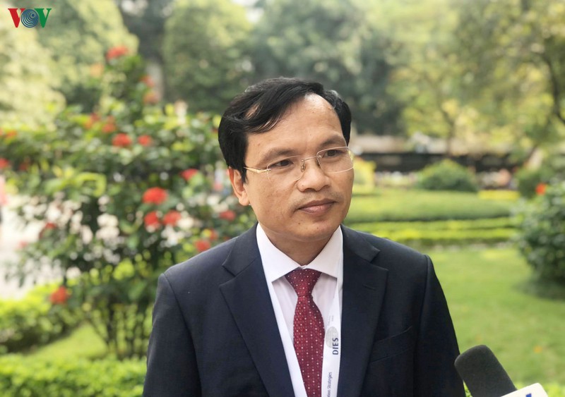 "hoc sinh va nha truong phan ung tich cuc voi de thi thpt tham khao" hinh 1