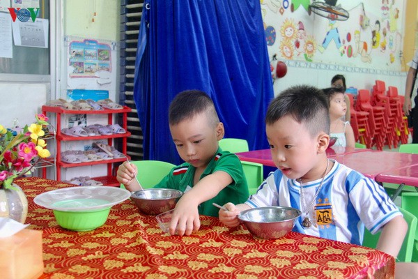 hoc sinh tieu hoc va mam non no nuc trong ngay "tuu truong dac biet" hinh 3