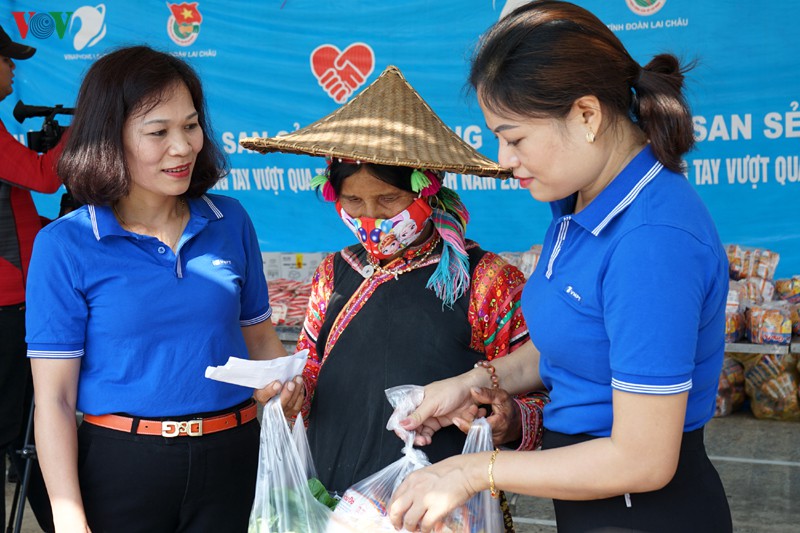 hinh anh am long dong bao ngheo bien gioi mua giap hat hinh 12