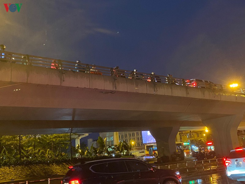 duong ha noi ken cung nguoi va xe khi mua lon trut xuong gio tan tam hinh 15