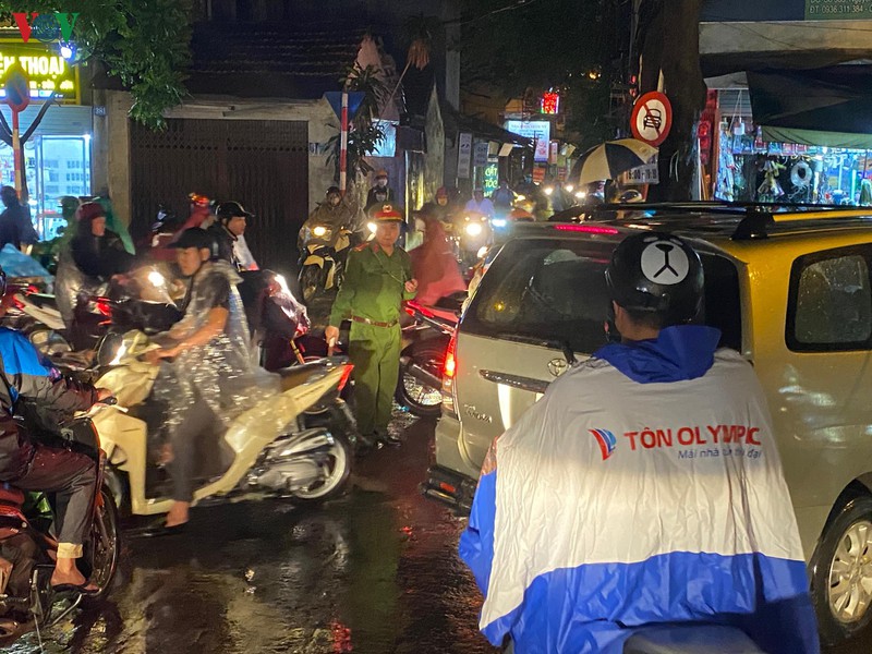 duong ha noi ken cung nguoi va xe khi mua lon trut xuong gio tan tam hinh 11