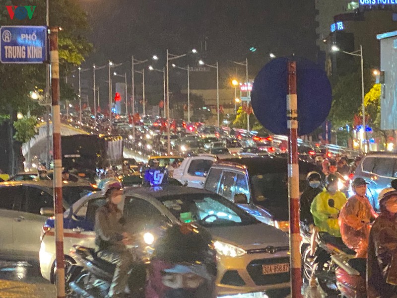 duong ha noi ken cung nguoi va xe khi mua lon trut xuong gio tan tam hinh 16