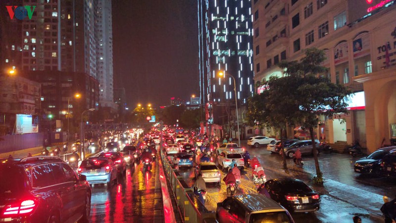 duong ha noi ken cung nguoi va xe khi mua lon trut xuong gio tan tam hinh 8