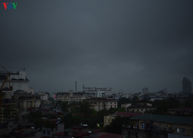 duong ha noi ken cung nguoi va xe khi mua lon trut xuong gio tan tam hinh 4