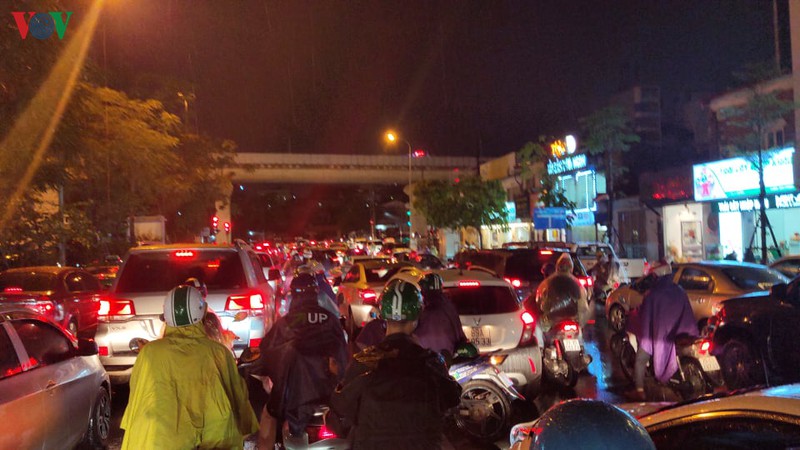 duong ha noi ken cung nguoi va xe khi mua lon trut xuong gio tan tam hinh 14