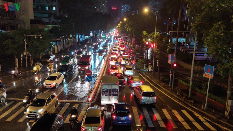 duong ha noi ken cung nguoi va xe khi mua lon trut xuong gio tan tam hinh 19