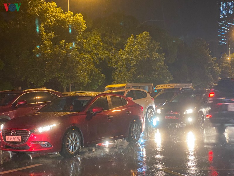 duong ha noi ken cung nguoi va xe khi mua lon trut xuong gio tan tam hinh 9