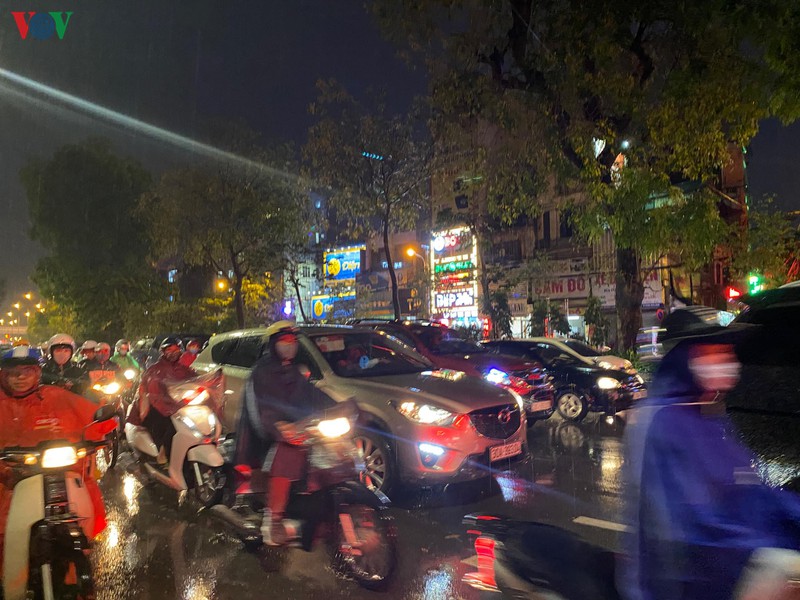duong ha noi ken cung nguoi va xe khi mua lon trut xuong gio tan tam hinh 13