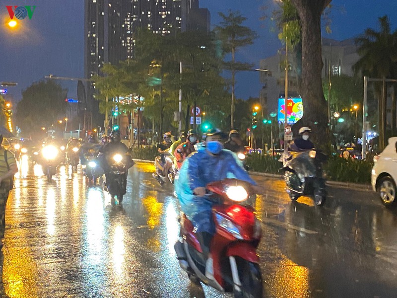 duong ha noi ken cung nguoi va xe khi mua lon trut xuong gio tan tam hinh 12
