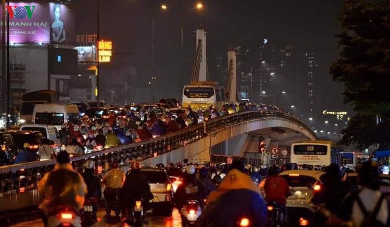 duong ha noi ken cung nguoi va xe khi mua lon trut xuong gio tan tam hinh 10