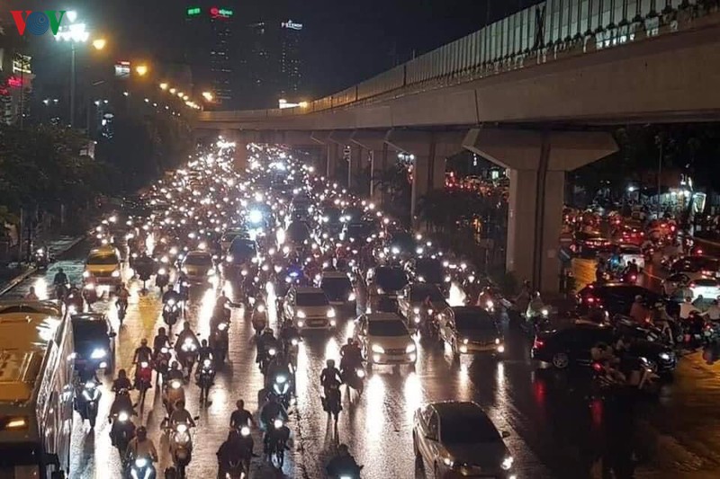 duong ha noi ken cung nguoi va xe khi mua lon trut xuong gio tan tam hinh 6