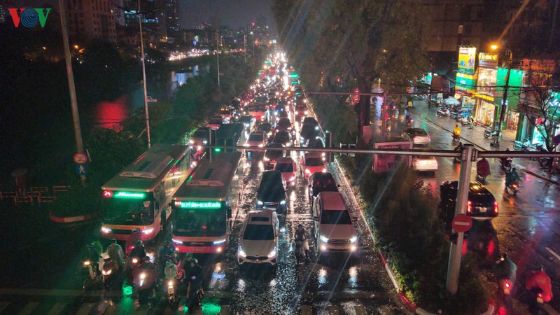 duong ha noi ken cung nguoi va xe khi mua lon trut xuong gio tan tam hinh 7