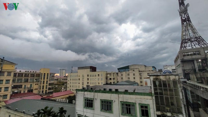 duong ha noi ken cung nguoi va xe khi mua lon trut xuong gio tan tam hinh 1