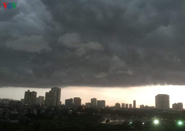 duong ha noi ken cung nguoi va xe khi mua lon trut xuong gio tan tam hinh 3