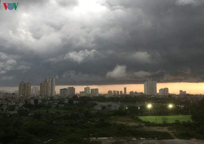 duong ha noi ken cung nguoi va xe khi mua lon trut xuong gio tan tam hinh 2