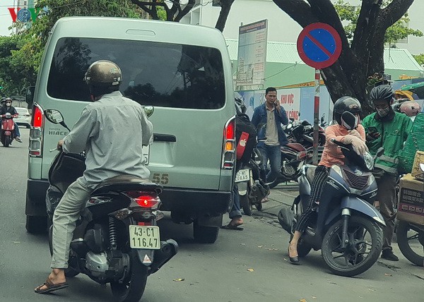 bat nhao xe o to don tra khach o trung tam thanh pho da nang hinh 2