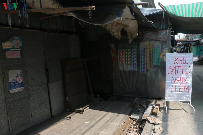 14 ho dan phai di doi vi cac vet nut lon lien tuc xuat hien tren duong hinh 1