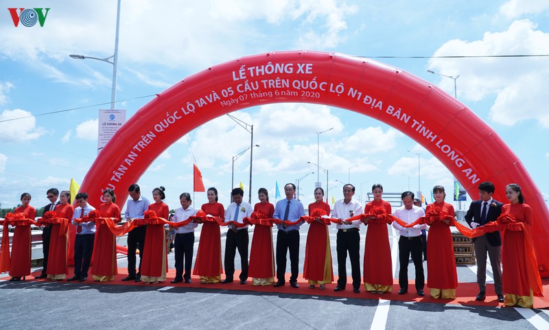 thong xe 6 cau huyet mach tren ql1 va tuyen duong bien gioi n1 hinh 1