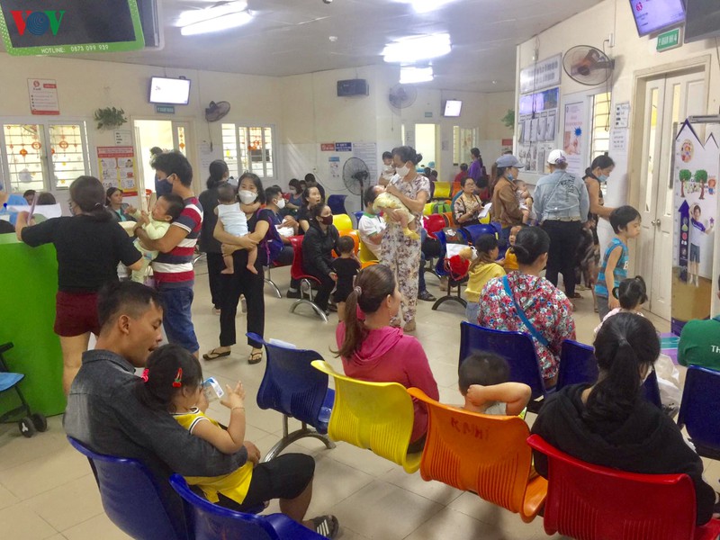 troi nang nong: 1.000 benh nhi kham, dieu tri moi ngay hinh 1