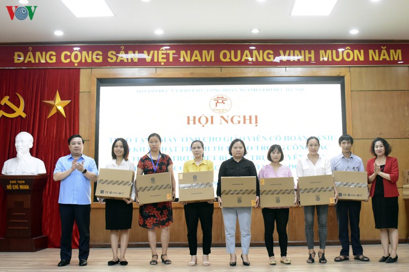 ha noi tang may tinh cho 17 giao vien va 19 hoc sinh hoan canh kho khan hinh 2