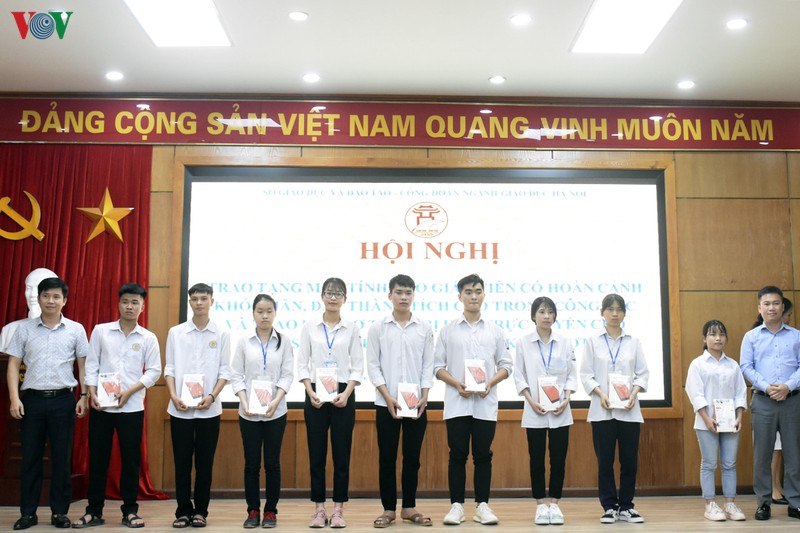 ha noi tang may tinh cho 17 giao vien va 19 hoc sinh hoan canh kho khan hinh 1