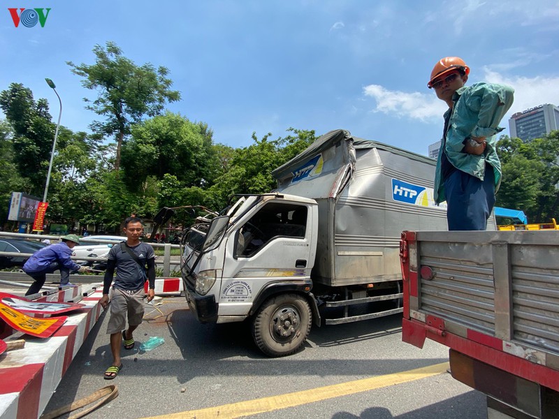 xe tai dam sap gong khong che cau vuot tay son, tai xe thoat chet hinh 4