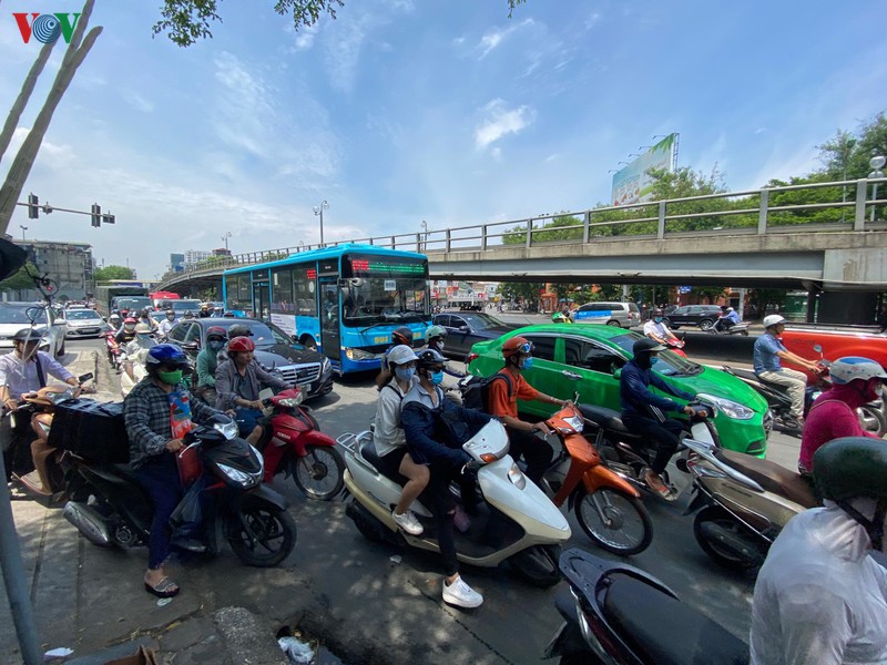xe tai dam sap gong khong che cau vuot tay son, tai xe thoat chet hinh 9