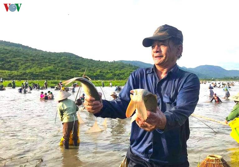 hang ngan nguoi doi nang bat ca tai le hoi doc nhat vo nhi o ha tinh hinh 3