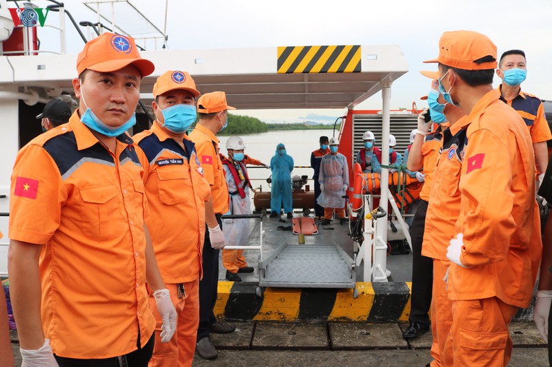 dua thi the thuyen vien tau th 90282 ts ve bo, ban giao cho gia dinh hinh 1