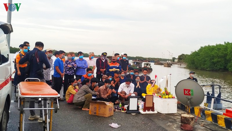 dua thi the thuyen vien tau th 90282 ts ve bo, ban giao cho gia dinh hinh 2