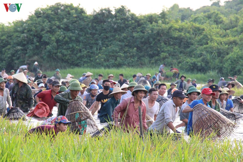 hang ngan nguoi doi nang bat ca tai le hoi doc nhat vo nhi o ha tinh hinh 2