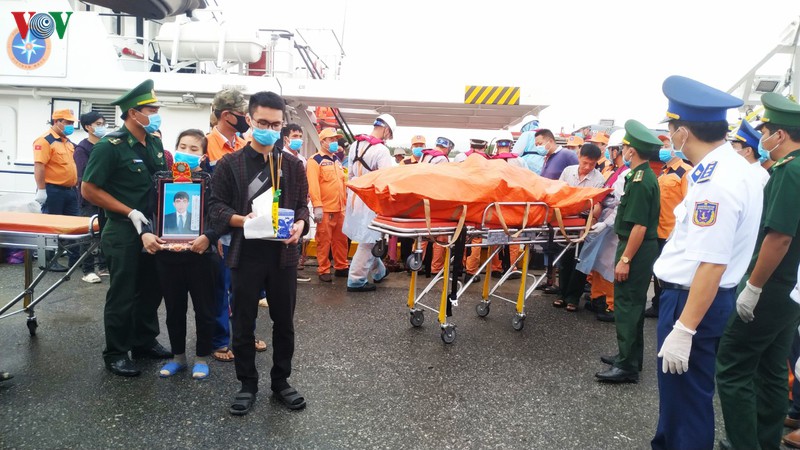 dua thi the thuyen vien tau th 90282 ts ve bo, ban giao cho gia dinh hinh 3