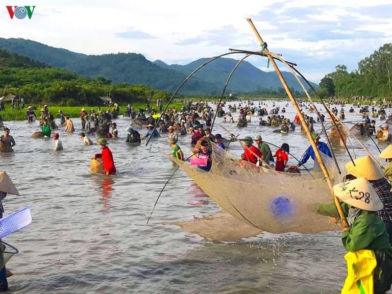 hang ngan nguoi doi nang bat ca tai le hoi doc nhat vo nhi o ha tinh hinh 1