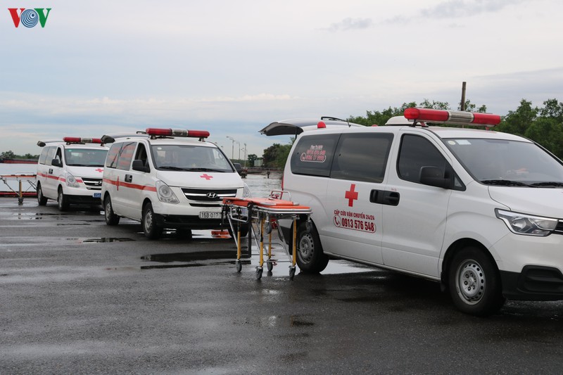 dua thi the thuyen vien tau th 90282 ts ve bo, ban giao cho gia dinh hinh 4