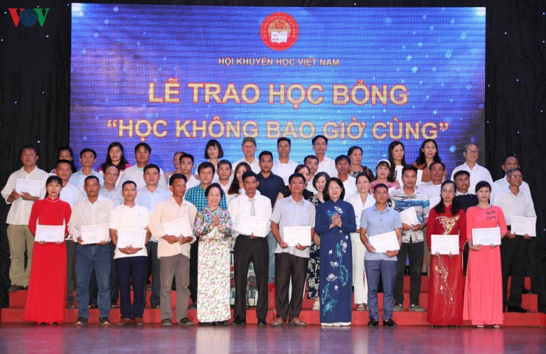 pho chu tich nuoc du le trao hoc bong "hoc khong bao gio cung" hinh 1