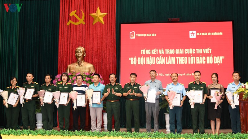 trao giai cuoc thi viet "bo doi hau can lam theo loi bac ho day"  hinh 1