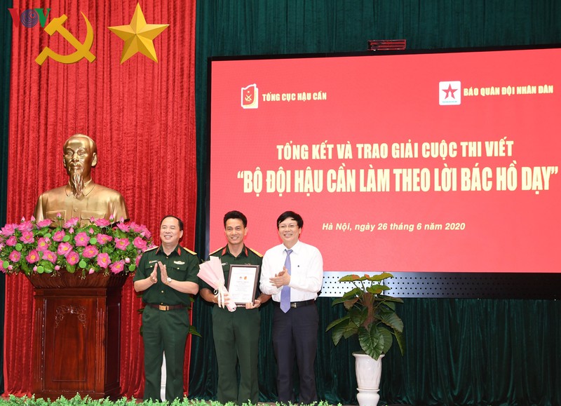 trao giai cuoc thi viet "bo doi hau can lam theo loi bac ho day"  hinh 2