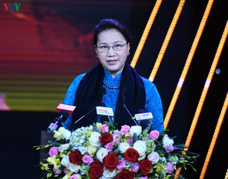 chu tich quoc hoi du chuong trinh "vinh quang tren tuyen dau" hinh 2