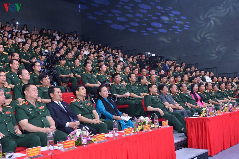 chu tich quoc hoi du chuong trinh "vinh quang tren tuyen dau" hinh 3